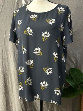 Women’s Floral Print Short-Sleeve Blouse - Charcoal with White & Olive
